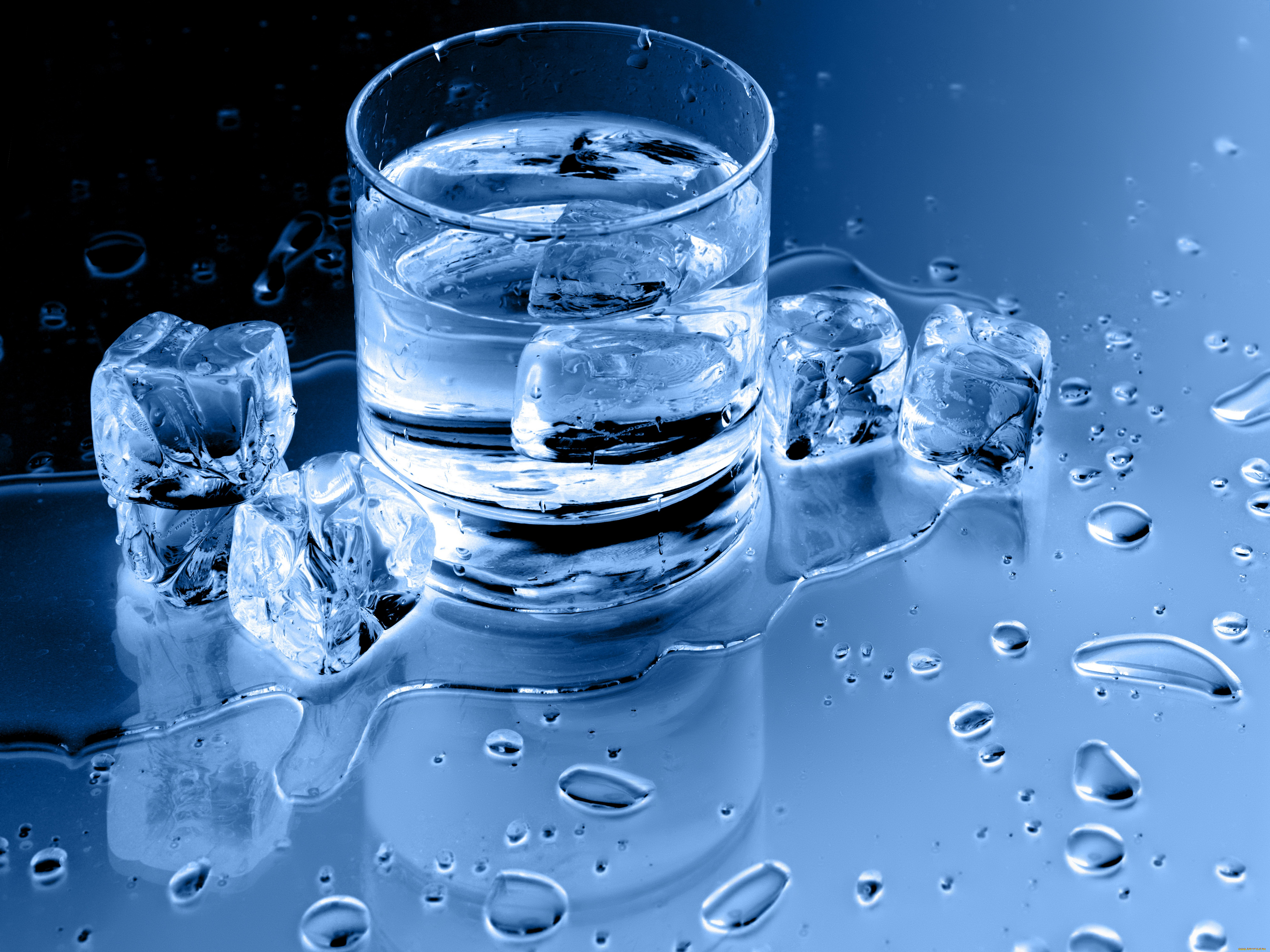 Холодная вода слушать. Вода со льдом. Лед в стакане. Стакан воды. Стакан холодной воды.